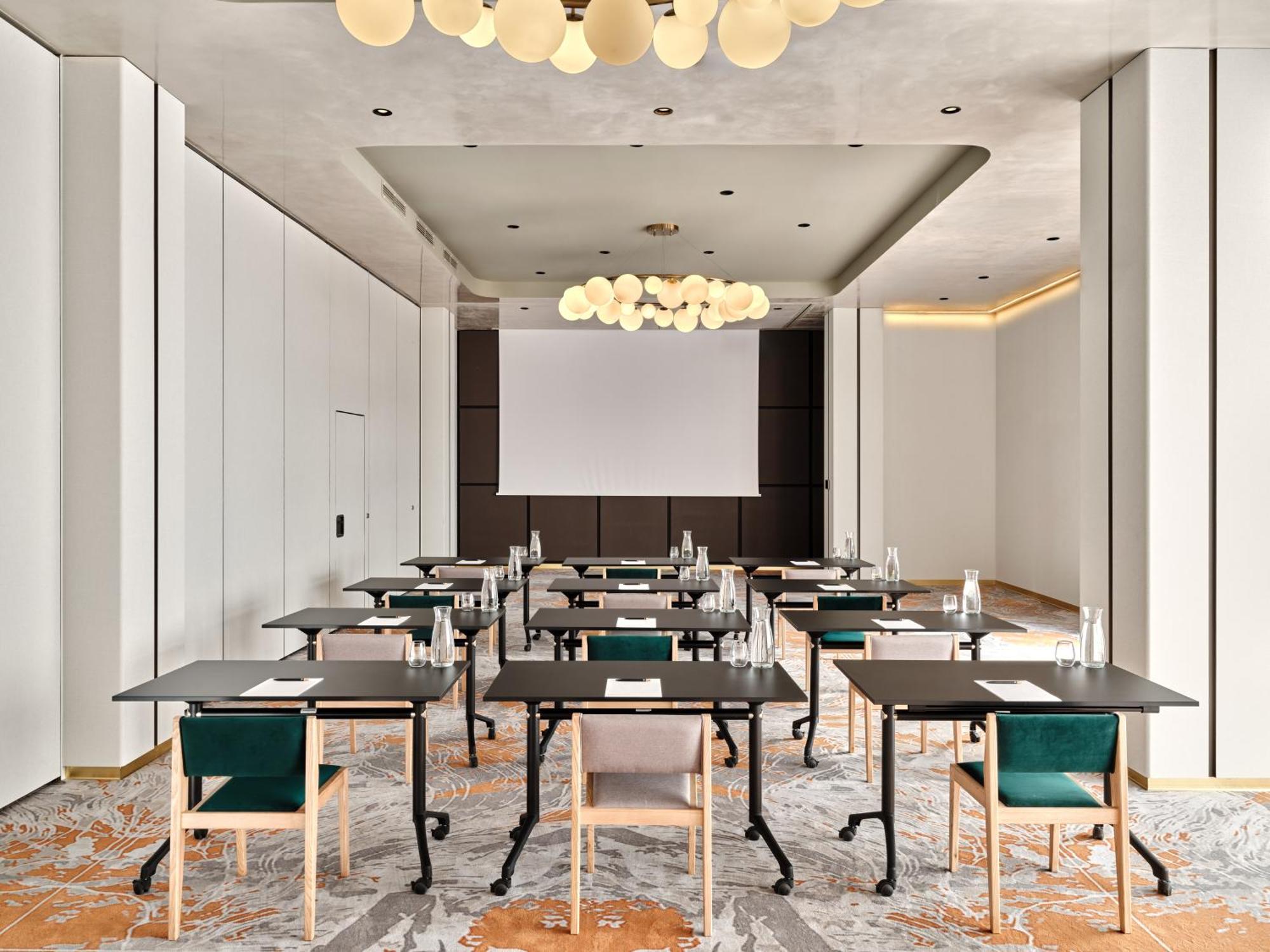 Hotel Moevenpick Grand 4*